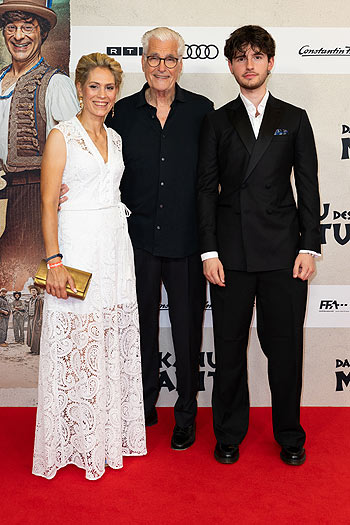 Sky Du Mont mit Julia Schütze und Fayn Neven Du Mont bei der Premiere von "Das Kanu des Manitu" @Foto: getty images/Andreas Rentz für Constantin Film 